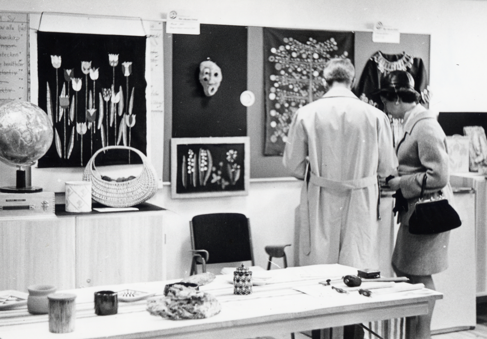 Utställning  av hobbyarbeten på  Ekebygården. 

Uppgift om fotoår saknas, men troligen  1960- 1970-talet