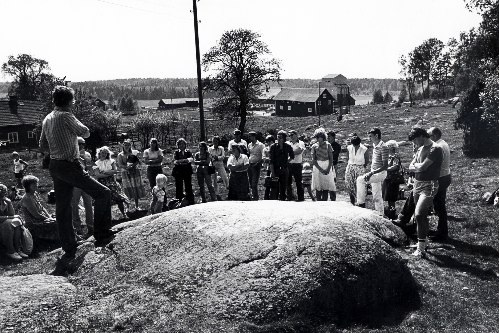 Granbyhällen i Orkesta vid Granby gård Foto vid den Hembygdsrundtur som varje vår anordnas av hembygdföreningarna i Vallentuna i samarbete med Vallentuna kulturnämnd till vilken alla nyinflyttade i kommunen bjuds in. Här talar en av guiderna Leif Magnusson vid uppehållet i Granby hage