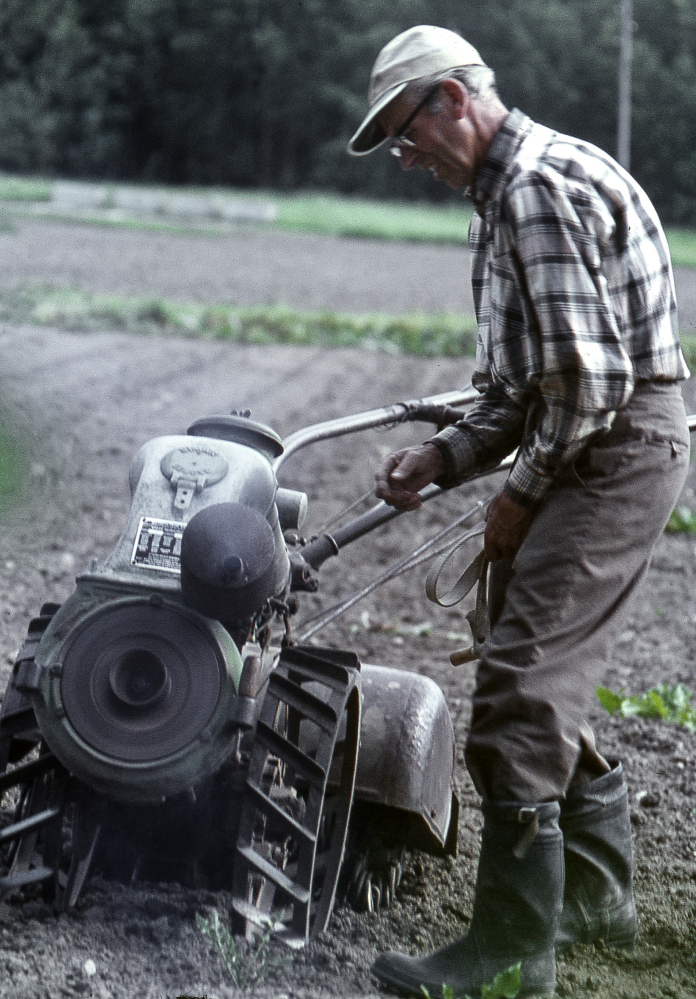 John Rundqvist arbetar i handelsträdgården i Ormsta. John och Svea Rundqvist flyttade från Hässelby 1942 och köpte Ensta gård i Ormsta. Där bedrev de grönsaksodling fram till 1972 då området bebyggdes.