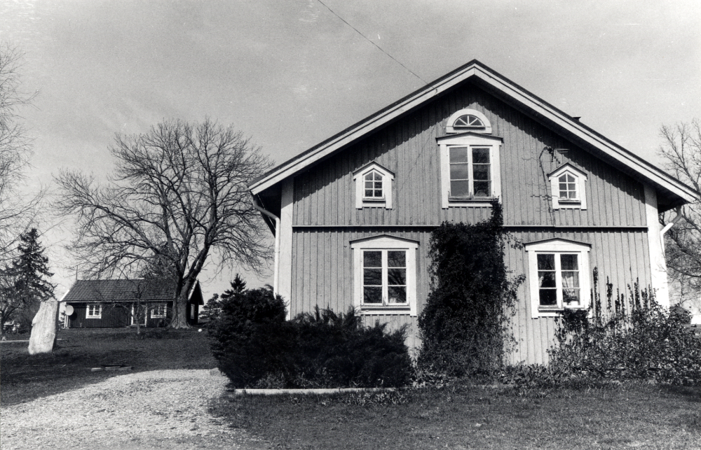 Söderby gård i Orkesta.  2000 drivs gården av Tina och Johan Doverhall som är fjärde generationen i släkten sedan inköpet 1917