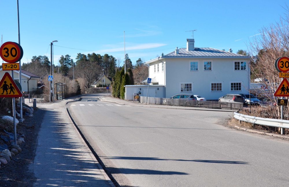 Korsningen Karlbergsvägen och Skolvägen. Fastigheten till höger, Vallentuna-Rickeby 1:10, är numera privatbostad. Tidigare ägare har bl a varit Gustav Palmblad, Ernst Gustavsson och Sture Sivertsson. Fastigheten inrymde tidigare Palmblads affär och benämndes Kristineborg efter handlaren Palmblads hustru Kristina. Karlbergsvägen hette förr Stockholmsvägen och området har kallats Vallentuna villastad. Jämför med bilder löpnummer 857, 1930, 3990.