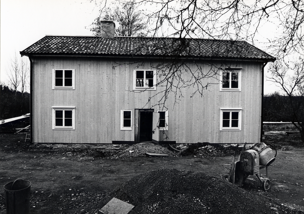 Åbyholms gård  innehade  gästgiveri  och  skjutsstation  från slutet av 1700-talet till 1885, då järnvägen Stockholm-Rimbo invigdes och gästegiveriet flyttade till Vallentuna järnvägshotell. I gården har även hållits ting. I en av gårdens flyglar har det funnits en handelsbod  1977 köptes gården av  Anders Fröderberg  och har omsorgsfullt restaurerats.   På bilden syns huvudbyggnaden under restaureringsarbetet sedd från Åbyholmsvägen