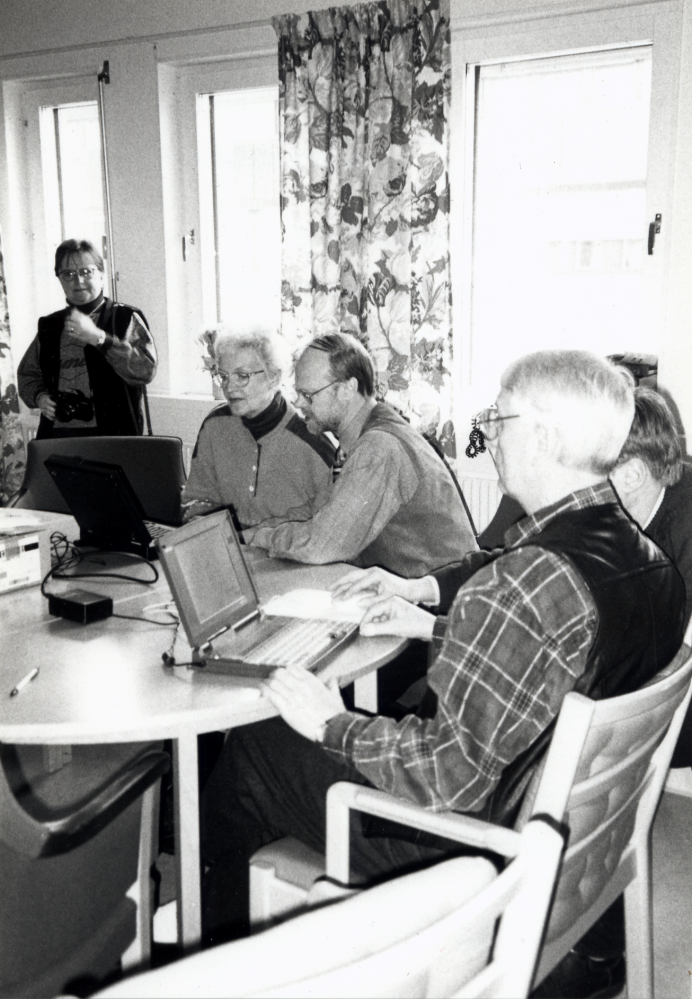 Vallentuna folkrörelsearkiv har studiedag i Bällstarummet, Vallentuna kommunalhus.   Efter förmiddagens föreläsning får deltagarna prova att söka uppgifter om olika arkivhandlingar bl a i  ASL, Arkivdatabas för Stockholms län.  Fr v Monica Johansson, okänd, arkivarie Urban Johansson från Norrtälje stadsarkiv samt vid datorn t h Carl-Olof Kjellin, Vallentuna