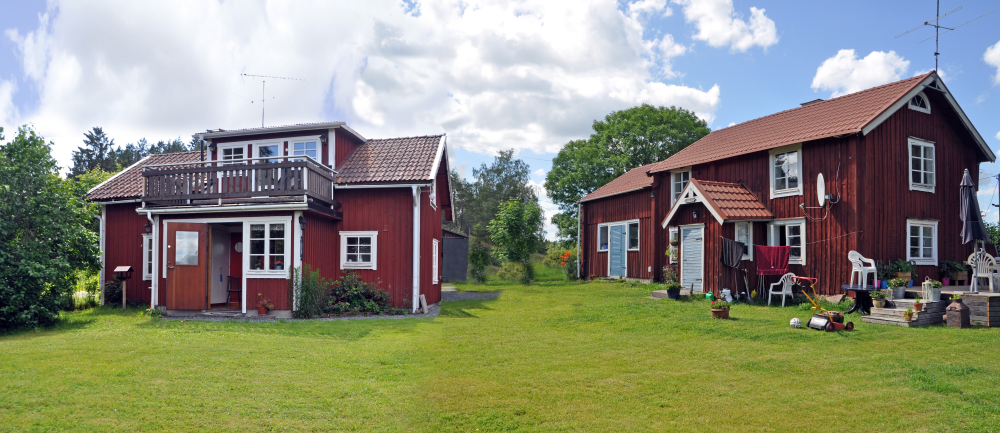 Skrävsta by i Frösunda innehöll tre gårdar. I mellangården (Skrävsta 1:5), fanns en stuga och ett gårdshus med bod, tvättstuga och med övervåning, kök och hall.