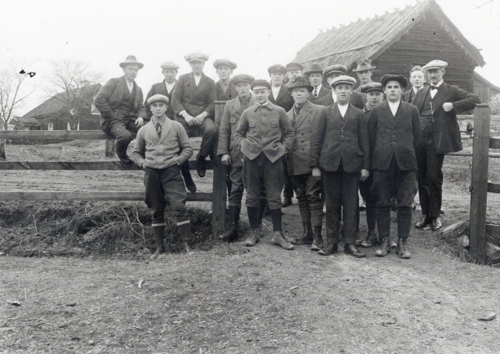 Kurs i Kårsta by.  I bakre raden fr v John Gustavsson Malmberget Broby, Sven Jonsson (hette egentligen Nilsson men använde aldrig riktiga faderns namn), Sven Andersson Salby, Bertil Andersson Kårsta by, Birger Eriksson Ledinge, Carl Lillje Sunnarby, okänd, Ernfrid Karlsson Rickeby, Erland Eriksson  "Sädesärlan"  Ledinge och Sigvard Jansson Västanberga.  Nedre raden fr v Bertil Jansson Salby, Bengt Lillje Sunnarby, Helge Andersson Salby, Georg Andersson Lingsberg, Erik Jansson Rickeby, Erik Johansson Nyby, Nils Söderström Kårsta Gillberga samt okänd förmodligen läraren.  Husen i bakgrunden är fr v Prästgården och boden samt t h om boden skymtar vedboden.