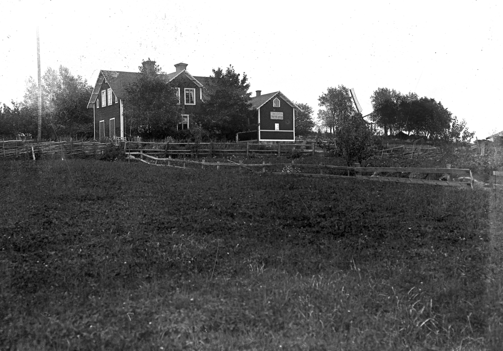 Severin Carlssons affär i Frösunda, senare Karlbergs handel, från söder Eriksborgs kvarn i bakgrunden. Affären byggdes 1888.