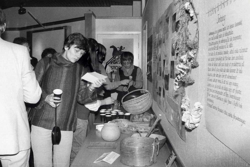 Utställningen  Vardagsliv på vikingatiden  visades i  Vallentunasalen  1-29 februari 1984. Utställningen gjordes av  Eva Rahmqvist  och  Marie Lenti  i samarbete med  Historiska museet  för att visa levnadsförhållanden under vikingatiden, ca 88-1050 e Kr. En vandringsutställning om den gamla farleden mellan Trälhavet och Uppsala, producerad av Upplandsmuseet och  Arbetsgruppen Långhundraleden visades också.  Föreningen BOK i Vallentuna,   Vallentuna biodlareförening  och  Vallentuna folkdansförening  deltog också i utställningen som visades för skolklasser i Vallentuna. Bilden är från invigningen, då utställningen presenterades för lärarna. Med ansiktena mot kameran fr v  Inger Unnerstad  och  Lena Wallén  Besökarna bjöds bl a på mjöd och torkad fisk