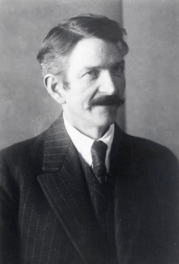 Konstnär Carl Mattias Carlsson levde 1881-1941 och bodde från 1920-talet på Solsta i Ormsta. Hans hustru hette Hilda och de hade tre söner vilka antog släktnamnet Uhrenius, Lennart, Bo och Hans. C M Carlsson var konstnär.
Uppgift om fotoår saknas, men troligen början av 1900-talet.