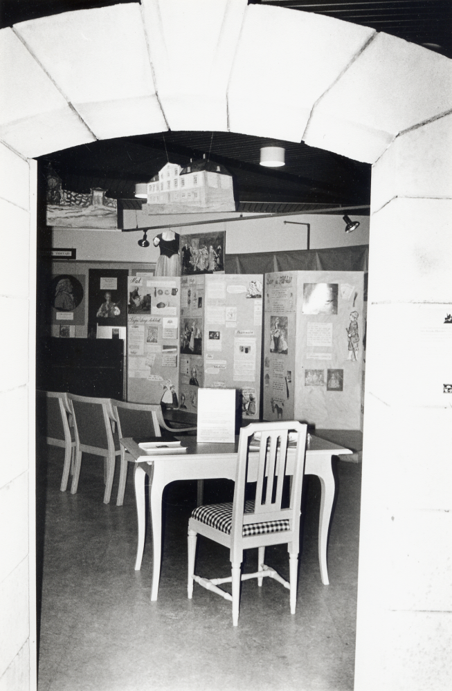 Eva Rahmqvist och Iréne Gustafson från kulturförvaltningen har under historieåret 1993 samarbetat  med hembygdsföreningarna i Vallentuna och  producerat utställningen 1700-tal i Vallentuna Här syns portalen vid utställningens entré med IKEA:s 1700-talsmöbler.  I taket hänger en modell av Lindö gård