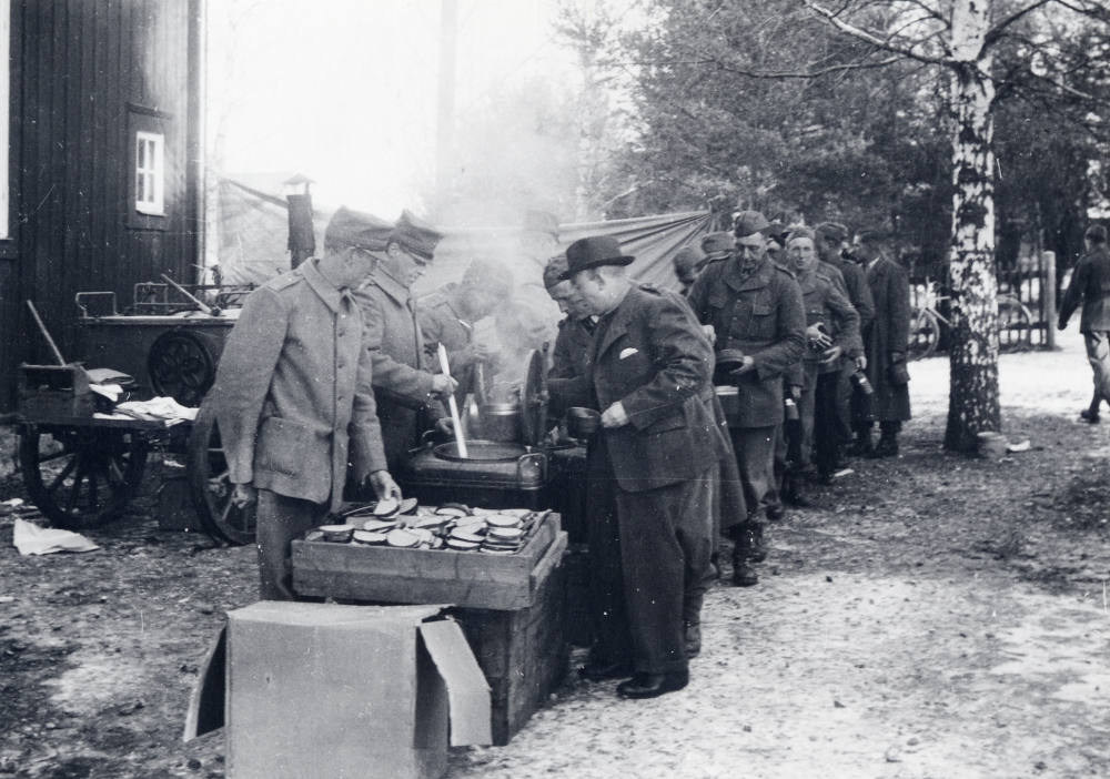 Rimbo skolkompani utrustas vid landstormsförrådet nr 46d i Försvarsgården vid mobiliseringen 1939 nära Hjälmsta skola. Här utspisas manskapet vid Röda skolan