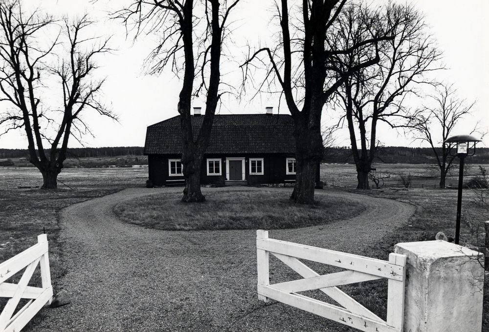 Stora Benhamra restaurerades av  Barbro Eketorp  och  Sven Eketorp  med hjälp av  Tore Sjöberg  Här syns huvudbyggnaden med  Vadadalen  och  Långhundraleden  i bakgrunden. Mangårdsbyggnaden på Stora Benhamra öppnades för offentliga program 1977. I början erbjöds visningar av huset med diabildsprogram om renoveringen. Snart breddades verksamheten. Utställningar anordnades med konst, konsthantverk, musikprogram och författarkvällar, många gånger i samarbete med studieförbund, hembygdsföreningar och kulturnämnden. Se: Vallentuna – Ung ort i gammal bygd, Kulturliv.
Med utgången av 1980 skall Benhamra 1700-tals gård läggas ned. Idag har gården 7000 – 8000 besökare per år. Barbro Eketorp med medhjälpare har då drivit gården i fem år. Man har visat den för olika grupper av besökare, bjudit på annorlunda mat, visat bildprogram om husets renovering etc. Dessutom har det varit 8 – 10 programkvällar per termin de senaste tre åren. Verksamheten går inte ihop ekonomiskt. Se: Kommuninformation 3/1980 Se: Matnytta och ögonfägnad på Stora Benhamra av Åsa Swanberg