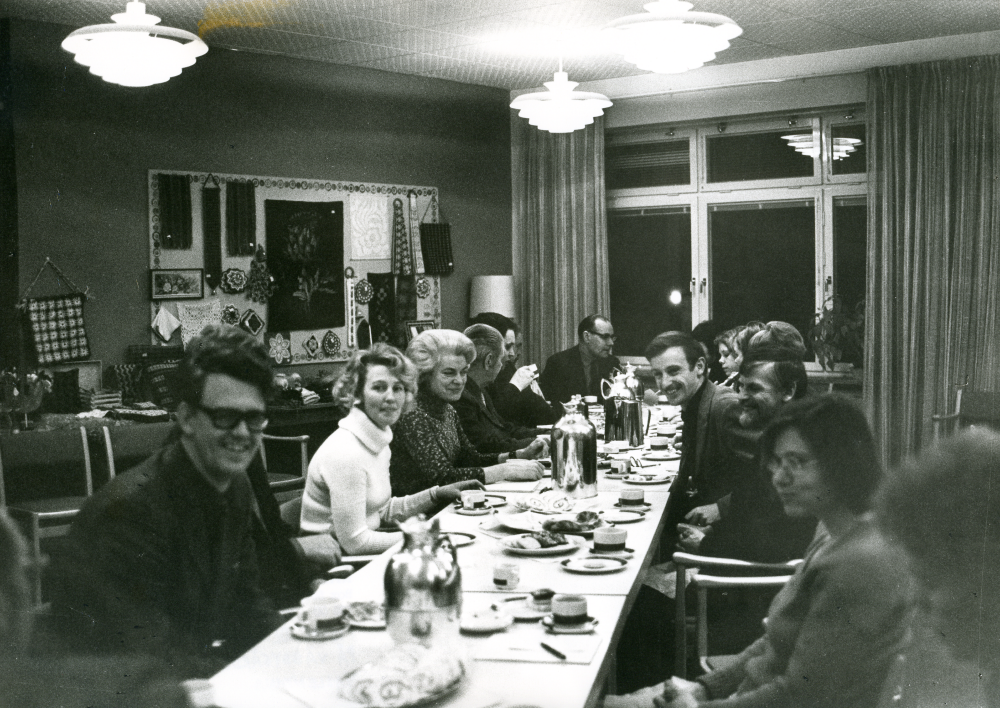 Kulturnämndens kontaktträff på Väsbygården.

•Fotografiet ingår i bildserien ”Vardagsliv i Vallentuna kommun” av Rachael Gough-Azmier & Gunilla Blomé, Haga Studios HB.