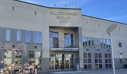 Bällstabergsskolans byggnad och huvudentré.