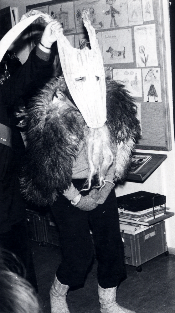 Vallentuna staffanssångare  sjunger  staffanssånger  och  stjärngossesånger  från olika tidsåldrar och landsändar. Här sjunger man för kommunens kanslipersonal i  Vallentuna bibliotek  Här leds den ostyriga  bocken   Lena Lundgren  ut av knekten  Gun Hillbo  (endast handen syns).  Eva Rahmqvist  står för idé och regi