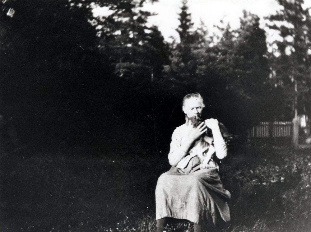 Lovisedal i Bällsta, Vallentuna.   Augusta Malmgren sitter med katten i famnen.  Stora huset byggdes 1853 av fadern  Anders Peter Malmgren.  Marken tillhör Kragsta och köptes från Lutteman?.  Lovisedal var en backstuga, Malmgren gjorde dagsverken på Kragsta.  Hanna var trotjänarinna i en familj i Stockholm.  För pengar hon tjänat köpte hon Lovisedal 1903 och testamenterade det till sin syster Augusta, som dog 1938.  Fadern lagade bl a vagnar, som kördes in genom dubbeldörrarna in i lilla stugan  Han var även målare och tapetserare.