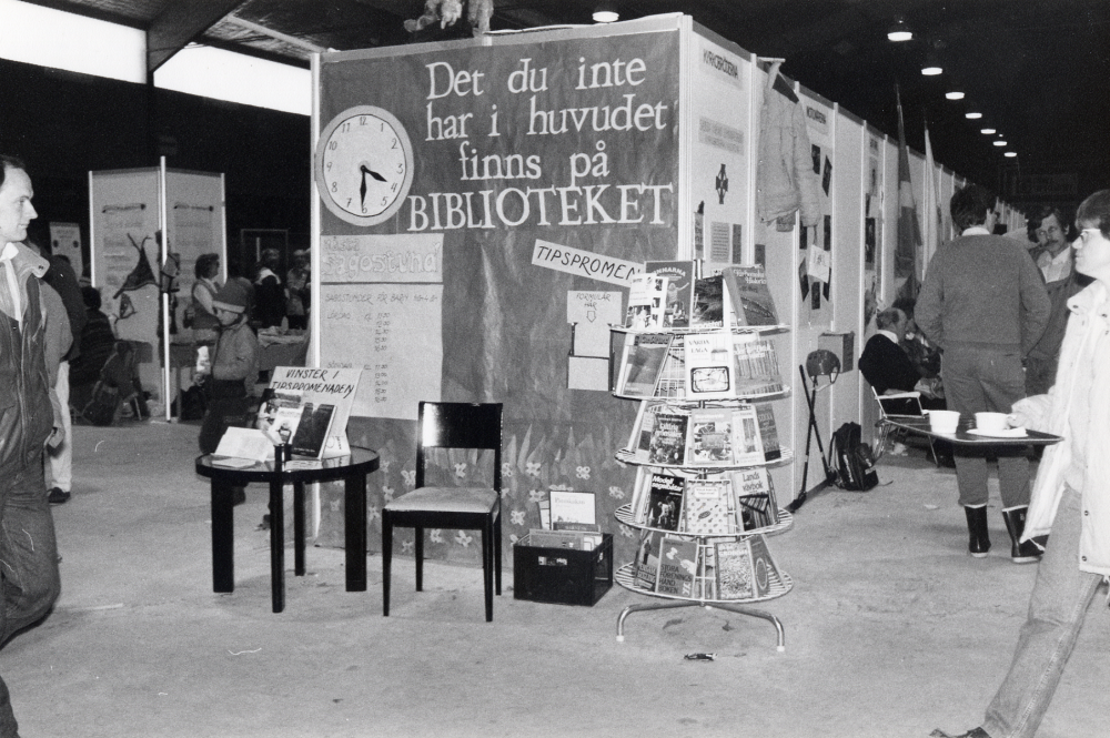 Vid  Föreningarnas festival  i  Vallentuna ishall  19-21 april 1986 fick föreningar och kommun presentera sin verksamhet med utställningar, sång och musik. Här syns bibliotekets monter, byggd som en bokbuss med sagogrotta inuti. På bussens gavel  fanns en slogan 'Det du inte har i huvudet finns på biblioteket'
