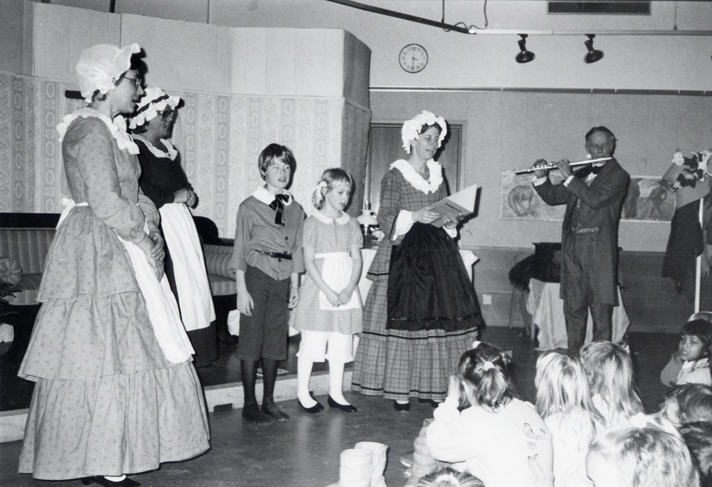 Tanternas jul förr i tiden. Tant Grön, tant Brun  och tant Gredelin berättar om jultraditioner på tanternas tid i Vallentunasalen. Julbord finns dukade, julvisor sjungs och bocken kommer med julpaket. Här presenterar tanterna sina fosterbarn Petter och Lotta, som just haft historielektion med herr Blå. Fr v tant Gredelin, Eva Rahmqvist, som står för idé och utformning, tant Brun, Gun Hillbo, Petter, Erik Sjösvärd, Lotta, Marie Johansson, tant Grön, Lena Lundgren och herr Blå, Sven Eketorp, som spelar flöjt