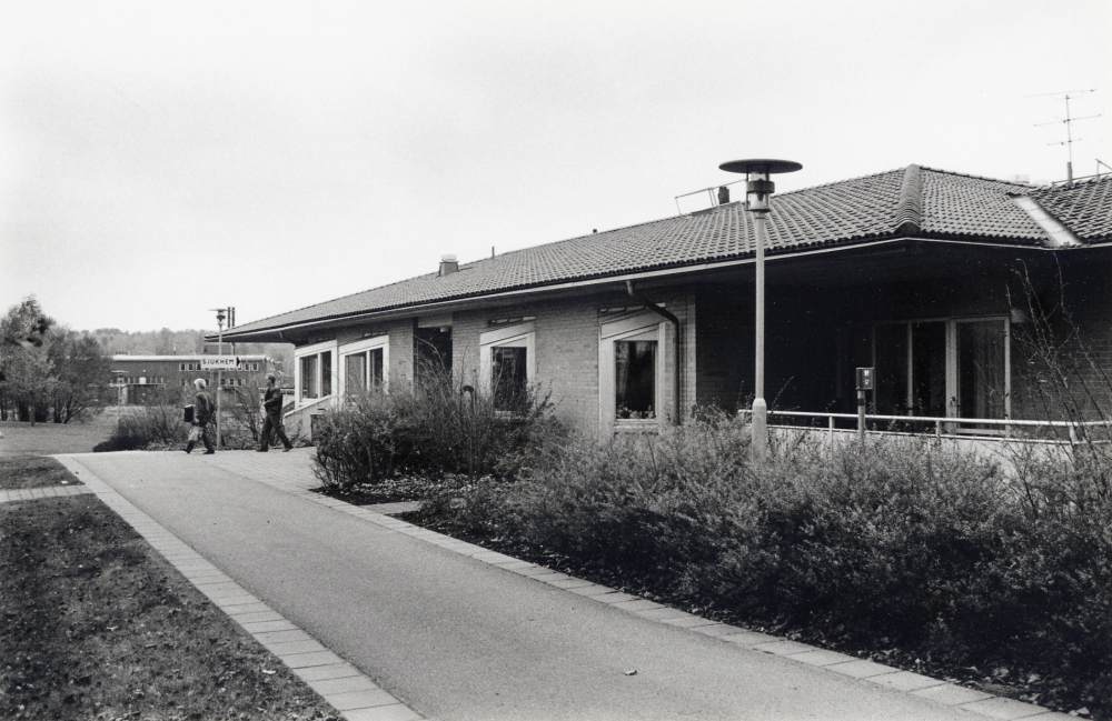 Sjukhemmet Korallen – Vallentuna sjukhem med plats för 24 patienter.  I sjukhemmets undervåning finns Vallentuna husläkarmottagning.  Gatuadressen är Åby gata 6