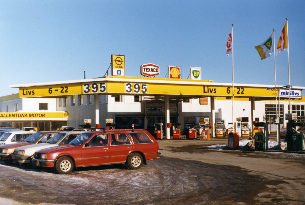 Vallentuna motor med bilförsäljning, bilverkstad och bensinstation.