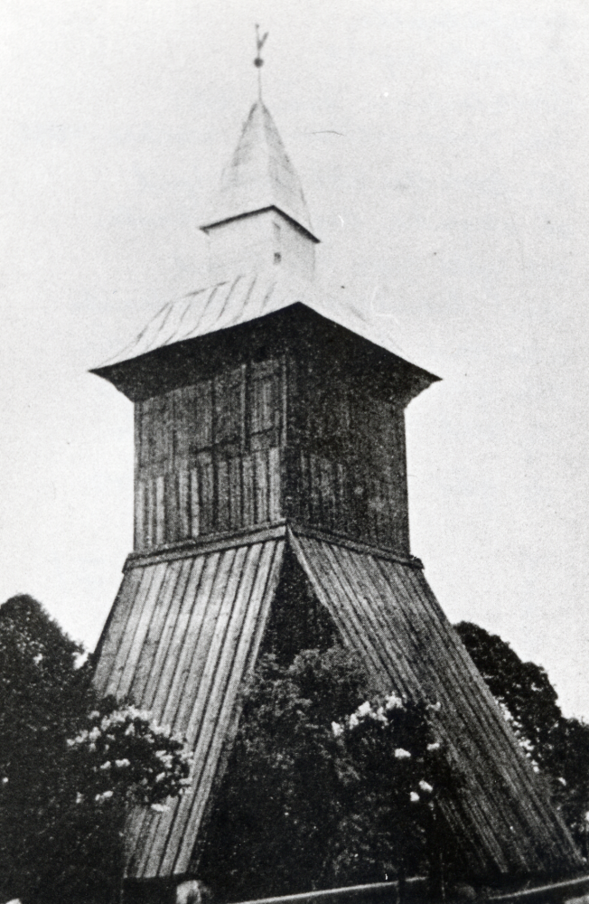 Klockstapeln vid Orkesta kyrka. Storklockan från 1681 bär nedantående vackra vers: När du som hör mitt ljud så skynda dig, ja hasta att lyfta upp till Gud dina händer och bortkasta allt vad dig skadligt är och giva Gud din pris ty allt vad jorden bär de gör det på sitt vis