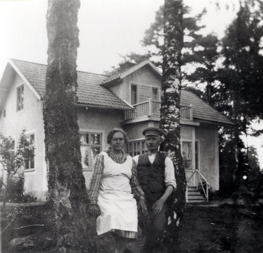 Björkhaga vid Lingsberg, f d Lingsbergs småskola, inköptes av Edvard och Matilda Brunnberg 1923.  Familjen hade tidigare hyrt både Björkedal, strax öster om Björkhaga, samt småskolan ett par år tidigare för att ge barnen möjlighet att få frisk luft, eftersom man bodde på Roslagsgatan 21 i Stockholm.  Skolans ingång fanns 1923 på skolans norra sida.  En ny veranda med ingång från söder byggdes 1927