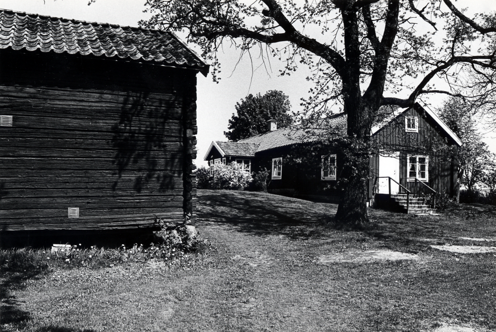 Oppgården  i  Kragsta  vid västra stranden av  Vallentunasjön  en gård med anor från 1700-talet.  Foto vid den  hembygdsrundtur  som arrangeras varje vår av hembygdsföreningarna i Vallentuna i samarbete med  Vallentuna kulturnämnd  för alla nyinflyttade