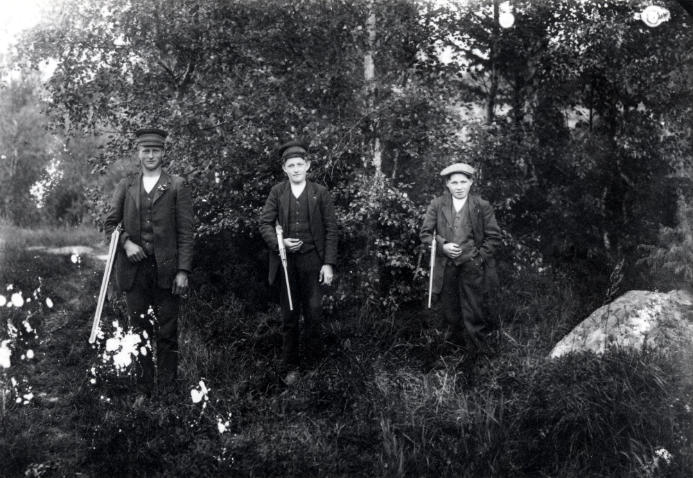 Skyttar  i  Frösunda skytteförening  med  gevär.  Fr v  Gunnar Johansson  Odenslunda. Ev är en av de andra  Knut Svensson