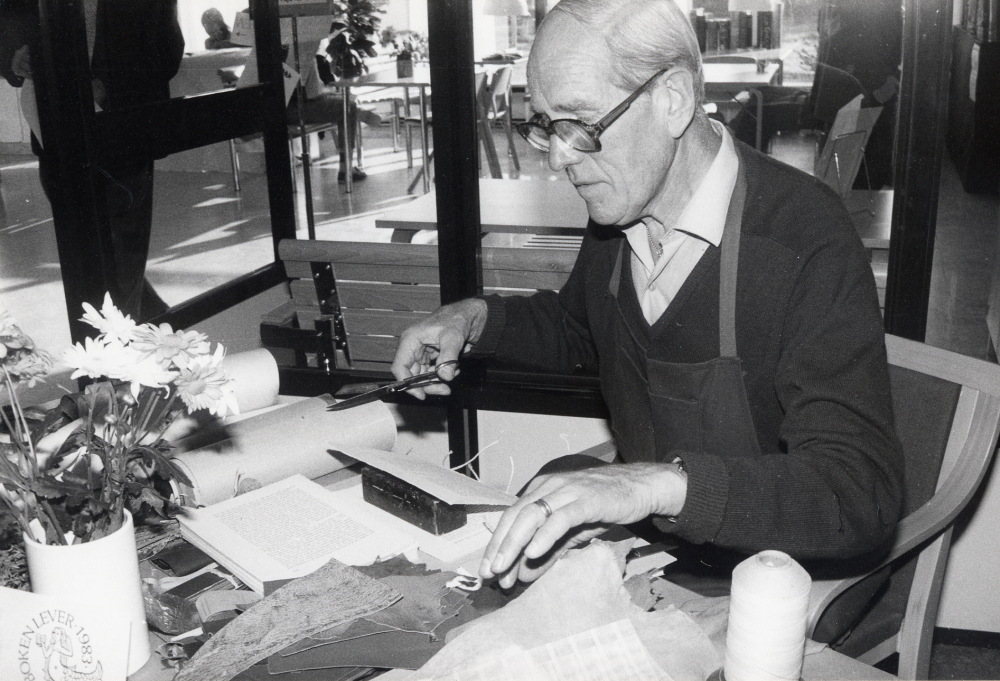 Svenska boktryckerikonstens 500-årsjubileum 1983   Boken fyller år  uppmärksammades i  Vallentuna bibliotek  med utställningar och program. Här visar  bokbindare   Lennart Södergren  hur man binder böcker i samband med söndagsöppet på biblioteket.