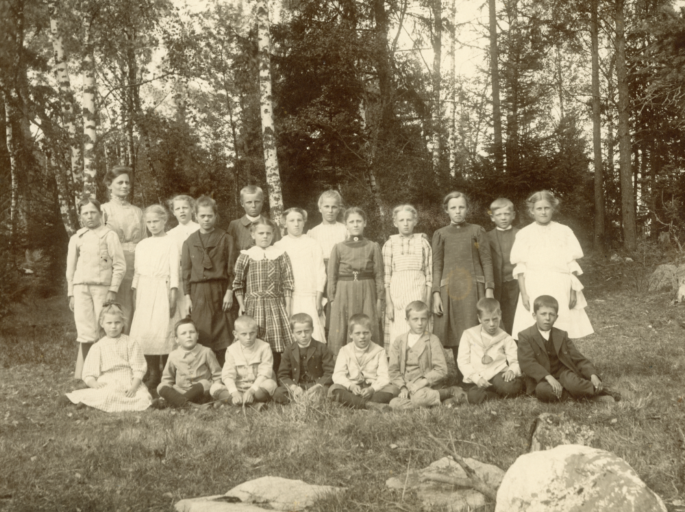 Lärarinnan  Mariana Nordenmark  tillsammans med skolbarnen vid Berga skola. Fröken Nordenmark tjänstgjorde ca 35 år vid Berga skola. Sittande i främre raden nr 2 är elmontör Linus Karlsson. Vid Nordenmarks vänstra sida allra längst bak står Edit Lindström som senare blev lärarinna i Hjälmsta skola.