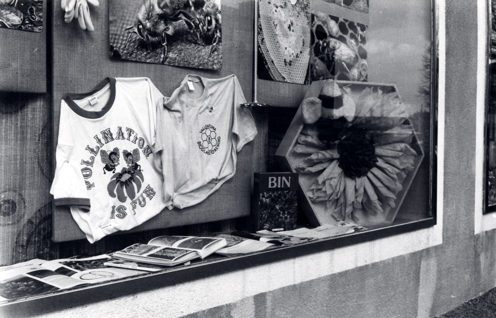 Vallentuna biodlareförening  visar en utställning med namnet  "Hembygdens honung ger bär och blommor där du bor"  i  Föreningsbanken  Här syns skyltfönstret ut mot  Centralvägen