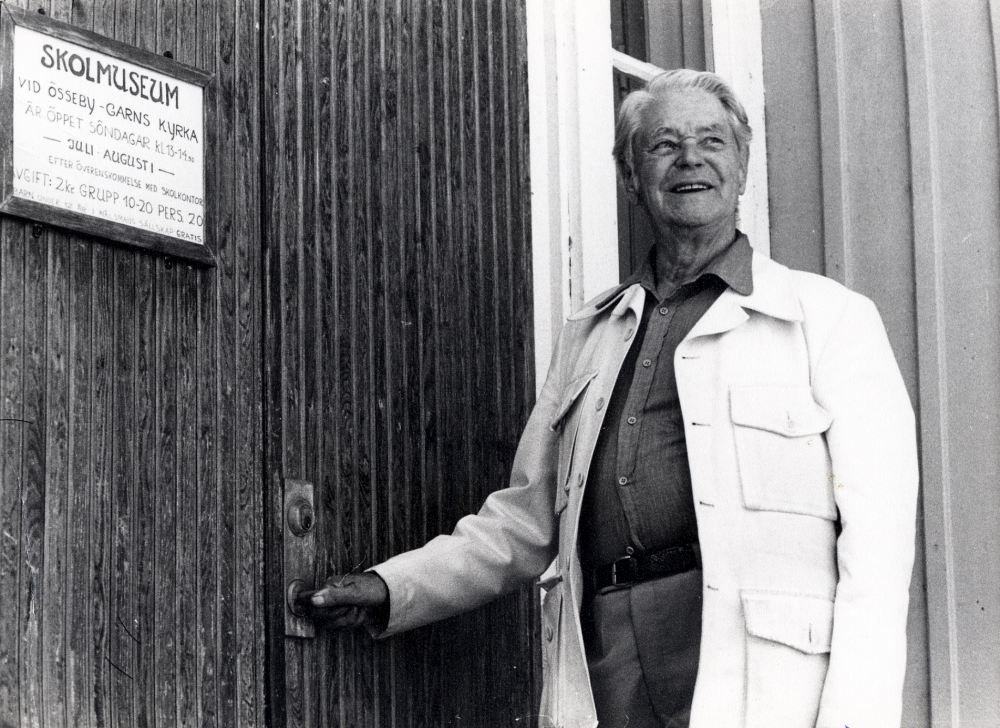 Josef Andersson f d lärare och rektor i Vallentuna vid ingången till Vallentuna skolmuseum i Össeby-Garn.  Josef har varit initiativtagare och eldsjäl till skolmuseet, med hjälp av skolchefen Nils Sjöström.  Museet visas för allmänheten sommartid och ligger i kyrkskolan i Össeby-Garn bredvid Össeby-Garns kyrka. I bottenvåningen finns kommunens lägerskola.   Där tillbringar alla skolbarn i årskurs 5 två dagar med utflykter och lägerliv.  I övervåningen finns en skolsal inredd från tiden kring 1910, en lärarinnebostad samt ett museirum