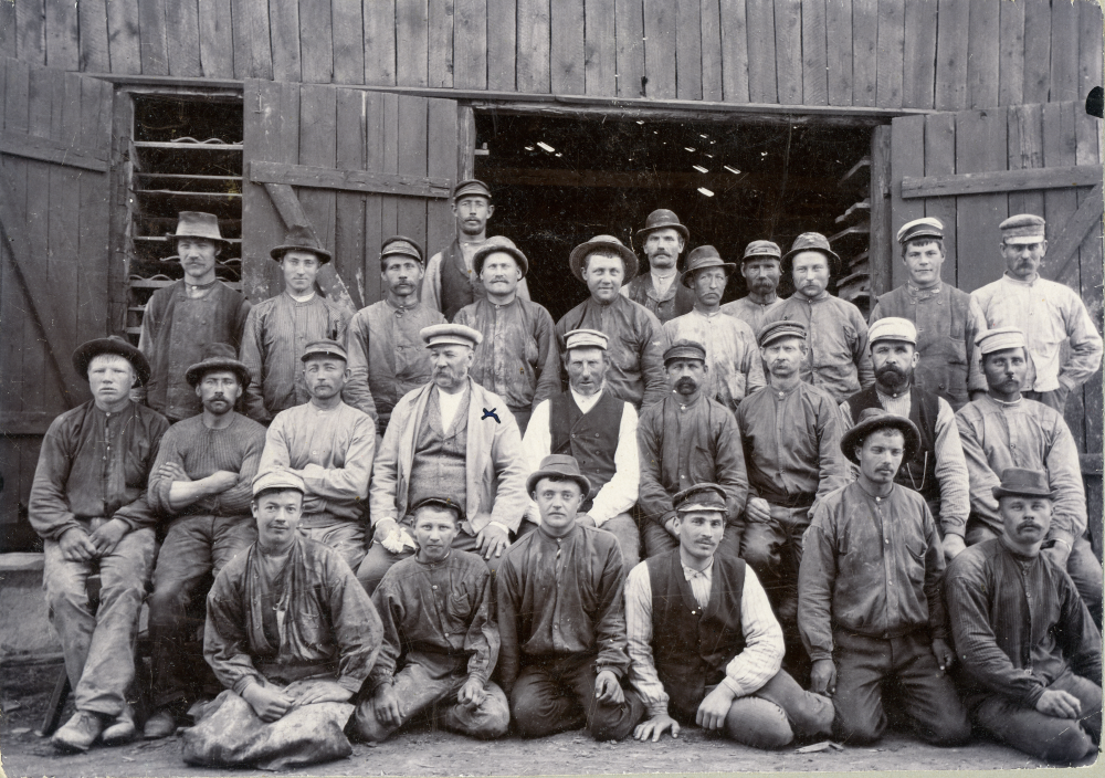 Arbetare vid Broby tegelbruk i Ekskogen.
Texten på fotot lyder "Broby Tegelbruks arbetare 1896. Brukspatron C W Berggren, ägare". Brukspatron Carl Wilhelm Berggren 1844-1910, är fjärde man från vänster i mittenraden. Broby tegelbruk tillverkade mursten och taktegel och var i drift till slutet av 1960-talet. Bruket brann ner 16 mars 1986.