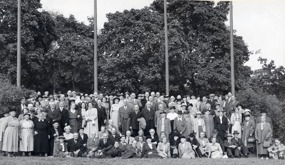 Pensionärer på utflykt till Skansen.  bildens mitt sitter kontraktsprost Sven Vängby.  Längst t h skymtar Bredablick