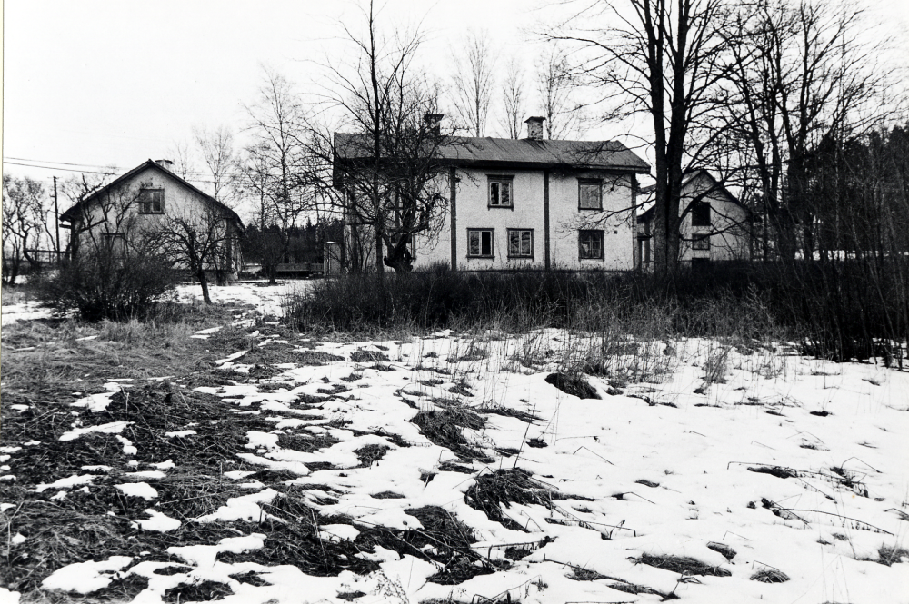 Åbyholms gård sedd från väster med huvudbyggnad och två flyglar