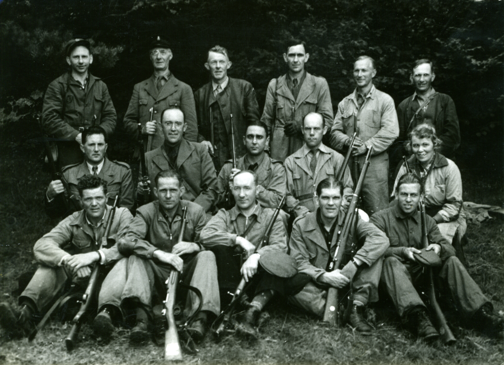 Skytte Sverige-Schweiz 1943. När Svenska landslaget i skytte tävlade mot Schweiz under kriget kunde man inte åka till varandra för att tävla. I Sverige ägde matchen rum på Lidingö skjutbana. Kontrollant från respektive ambassad tjänstgjorde. Från vänster, förste man i nedre raden är Kurt Johansson (Stockholm) som senare blev världsmästare 3 ggr. 4:e man i nedre raden är Gösta Bornholm (Vallentuna).