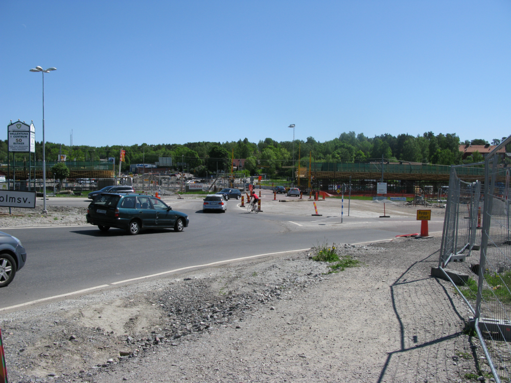 Den nya järnvägsbron skapar en planskild korsning vilket kommer att underlätta trafikflödet. En ny rondell anläggs där Banvägen, Stockholmsvägen, Väsbyvägen och Angarnsvägen möts. Den nya trafikplatsen invigs den 3e: december 2013.