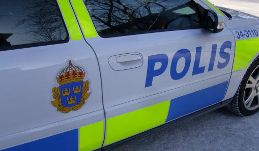 Närbild på en polisbil där ordet polis är i fokus.