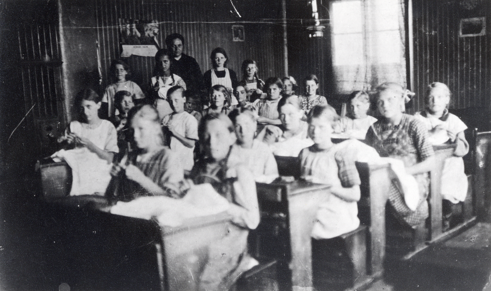 "En slöjddag för flickorna med Ida Högberg som lärarinna". Lärarinnan Ida Högberg tjänstgjorde i Kyrkskolan i Kårsta. Här har flickorna syslöjd i mellanskolan
