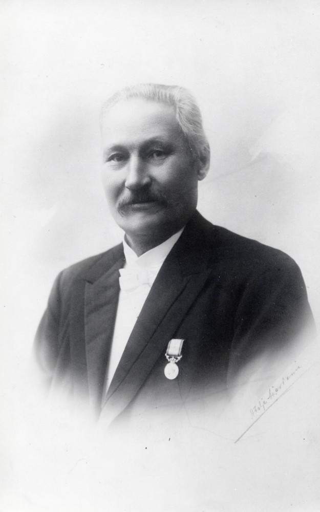 O E Mattsson levde 1856-1934. Han var först föreståndare i Billsta handelsbod 1885 öppnade han O E Mattssons handelsaffär i ett nybyggt hus vid Frösunda järnvägsstation. Han hade flera kommunala uppdrag, ordförande i kommunalstämman och fattigvårdsstyrelsen. Sedan 1913 var O E Mattsson bosatt på Bergs gård i Frösunda. O E Mattsson var gift med Anna Danielsson från Dalarna. När hon dog 1918 gifte han om sig med Anna Österberg lärarinna i Torsholma skola. Han lämnade inga barn efter sig från något äktenskap.