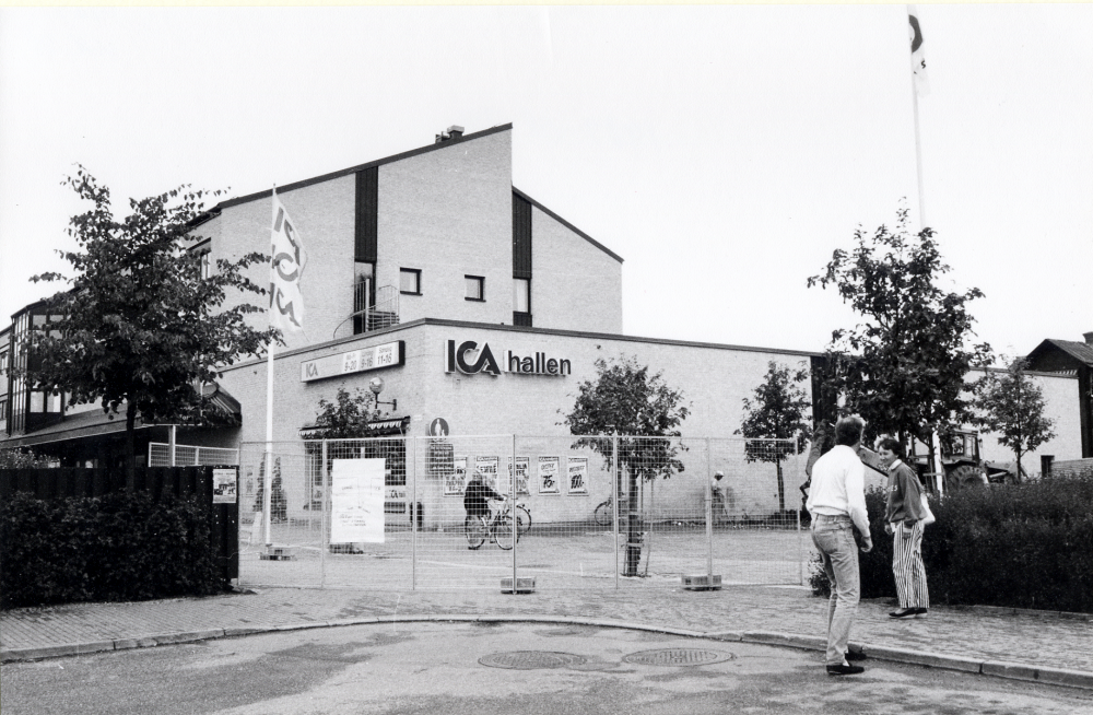 Vallentuna centrum byggs ut mot norr.  ICA Vallentuna centrum, ICA hallen, får nya och större lokaler. Här har byggnadsarbetena påbörjats och stängsel satts upp