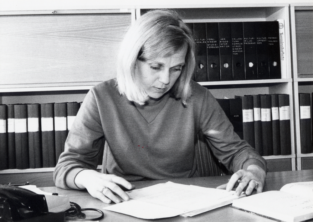 Kulturchef  Ingrid Ullman  i sitt kontorsrum på  Vallentuna bibliotek  och  Vallentuna kulturkansli