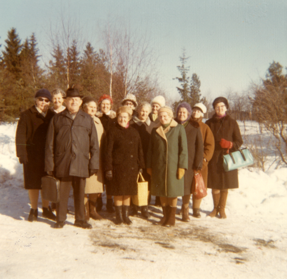 Vallentuna pensionärsförenings studiegrupp i sång. Fr v Maj-Lis Johansson, Anna Eriksson, Erik Österberg, Eva Lindersson, Matilda ?, Daga Persson, Bojan Gyllbåge, Hilma Thonéus, Elvira Tullberg, Olga Björk, Annie Johansson, Margit Gustavsson och Anna Eriksson.