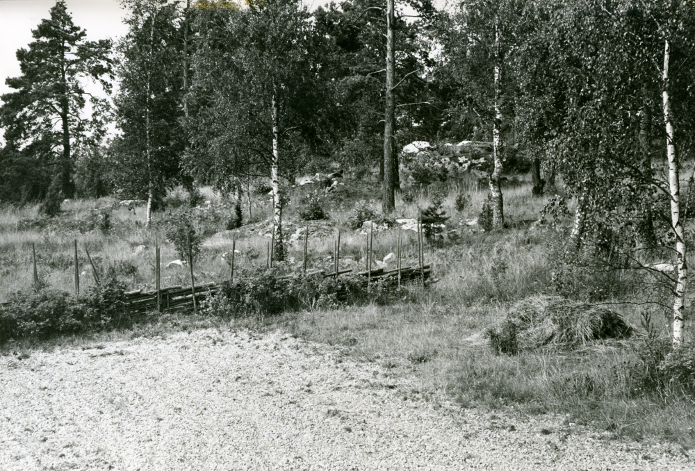 Parkeringsplats för besökare till Skesta hage. Gärdesgård.
•Fotografiet ingår i bildserien ”Vardagsliv i Vallentuna kommun” av Rachael Gough-Azmier & Gunilla Blomé, Haga Studios HB.