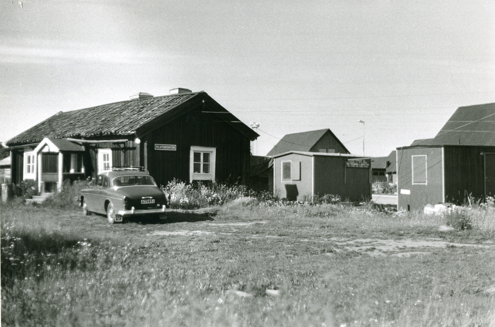 Platskontoret i Sundby villaområde i Brottby. Sundbyborna vill att kontoret sedan ska bli bystuga.
•Fotografiet ingår i bildserien ”Vardagsliv i Vallentuna kommun” av Rachael Gough-Azmier & Gunilla Blomé, Haga Studios HB.