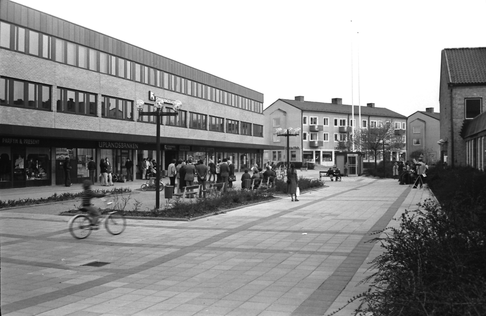 Tuna torg 1976 med kommunalhuset till höger och Tunahuset till vänster.
•Fotografiet ingår i bildserien ”Vardagsliv i Vallentuna kommun” av Rachael Gough-Azmier & Gunilla Blomé, Haga Studios HB.
