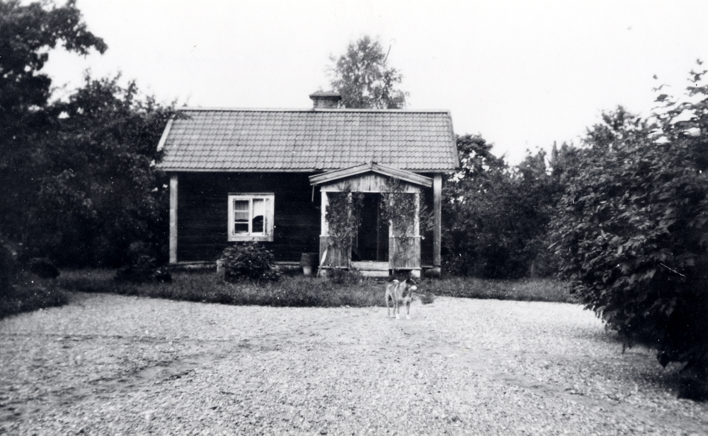 Röda stugan, Undantaget vid Kragsta gård, byggd ca 1840