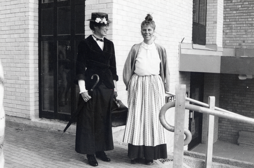 Tärningen invigs.  Från Vallentuna biblioteks barnavdelningen har Mary Poppins, Eva Rahmqvist, och Teskedsgumman, Lena Lundgren, kommit ut på Tuna torg