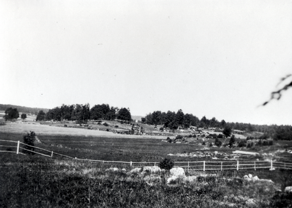 Claës Erik Schram köpte 1921 tomtmark öster om Ormsta gård för att bygga ett sommarställe.  Det fick namnet Schramsta.  Claës Erik Schram anlade en trädgård med solur, blommor och fruktträd. Här är utsikt från Schramsta över Ormsta hage mot väster