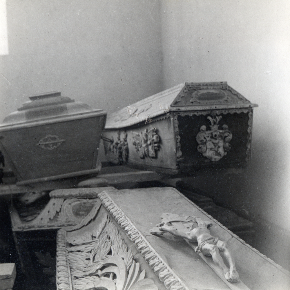 Gravkammaren under koret i Vallentuna kyrka. Vid restaureringen av kyrkan 1937 påträffades ett flertal likkistor med stoftet efter avlidna adelsmän som bott i Vallentuna. Kistorna stod i oordning efter branden i kyrkan 1856, men ordnades i samband med ombyggnaderna.