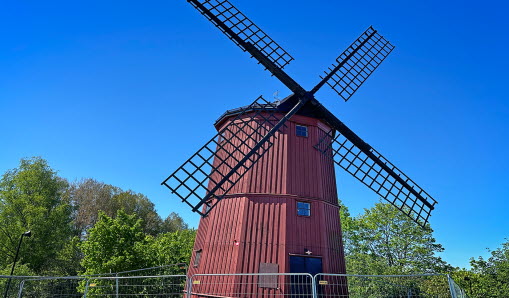 Väsby kvarn med stängsel runt